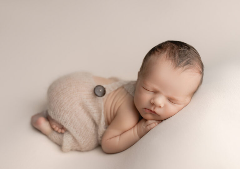 Newborn Photos How To Get The Best And Avoid The Worst Mint Arrow